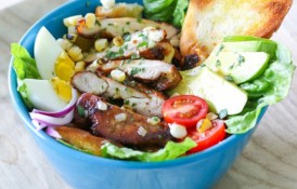 Salata cu pui, avocado si bacon