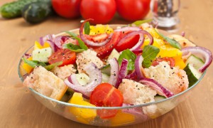 Panzanella, salata italiană cu pâine uscată, roșii și ceapă